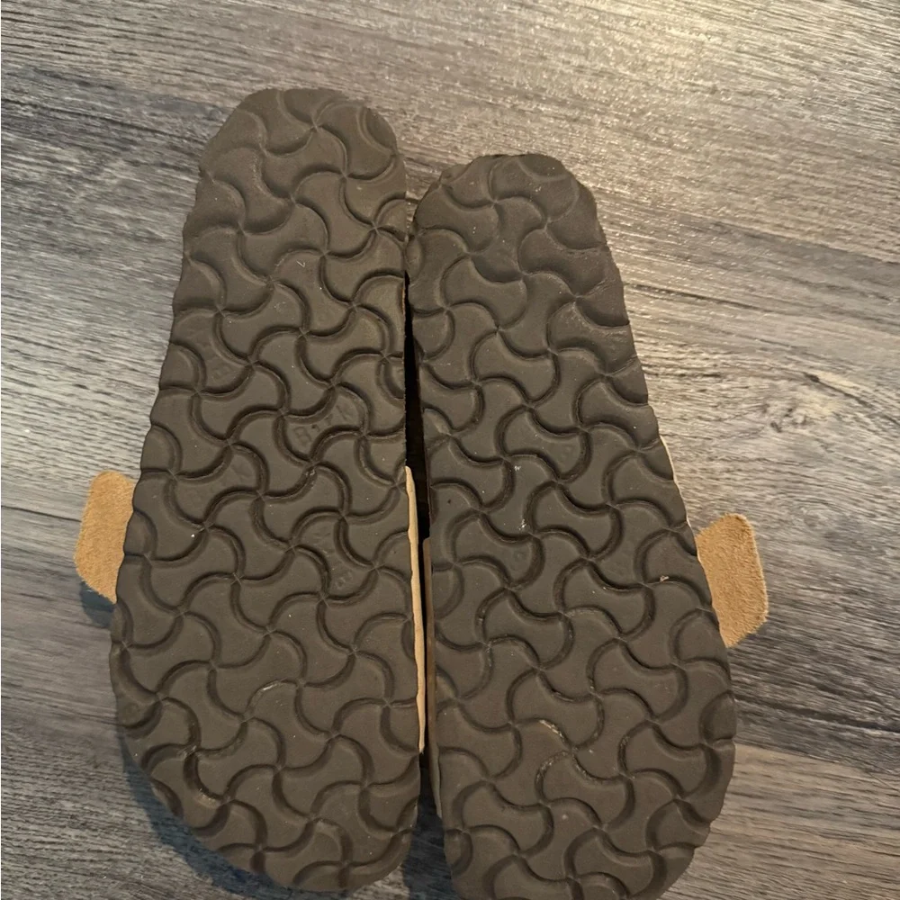 Birkenstock Beige Sandals with Gold Buckle - Picture 2 of 4